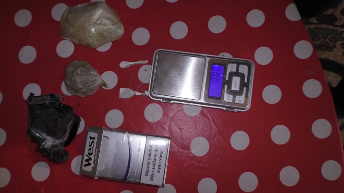 Keçmiş məhkumun evindən heroin və tiryək aşkarlandı - FOTO